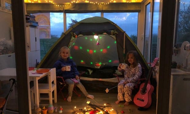 camping tienda de campaña dentro de casa
